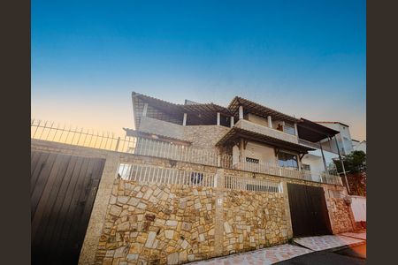 Casa para alugar com 300m², 5 quartos e 2 vagas Casa para alugar com 300m², 5 quartos e 2 vagasFachada