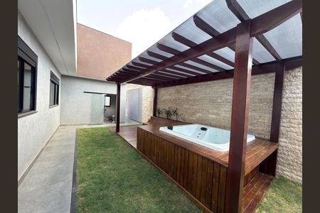 Casa de condomínio à venda com 248m², 3 quartos e 2 vagas Casa de condomínio à venda com 248m², 3 quartos e 2 vagasOfurô