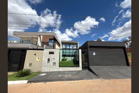 Casa de condomínio à venda com 248m², 3 quartos e 2 vagas Casa de condomínio à venda com 248m², 3 quartos e 2 vagasFachada