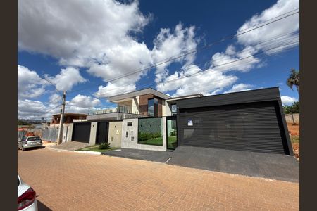 Casa de condomínio à venda com 248m², 3 quartos e 2 vagas Casa de condomínio à venda com 248m², 3 quartos e 2 vagasFachada