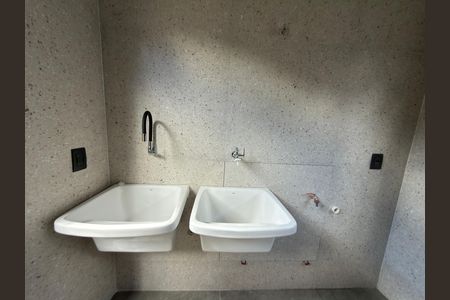 Casa de condomínio à venda com 248m², 3 quartos e 2 vagas Casa de condomínio à venda com 248m², 3 quartos e 2 vagasLavanderia externa