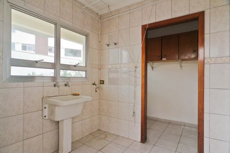 Casa para alugar com 380m², 4 quartos e 6 vagas Casa para alugar com 380m², 4 quartos e 6 vagasÁrea de Serviço
