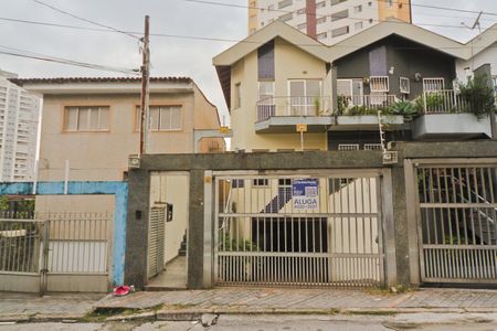 Casa para alugar com 380m², 4 quartos e 6 vagas Casa para alugar com 380m², 4 quartos e 6 vagasFachada + Placa
