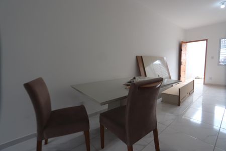 Casa para alugar com 79m², 2 quartos e 2 vagasSala