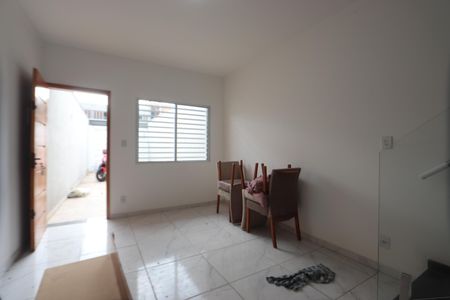 Casa para alugar com 79m², 2 quartos e 2 vagasSala