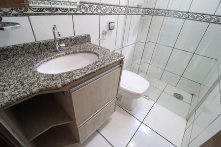 Banheiro Social de casa para alugar com 2 quartos, 70m² em Presidente Roosevelt, Uberlândia