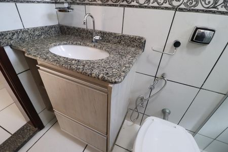 Banheiro Social de casa para alugar com 2 quartos, 70m² em Presidente Roosevelt, Uberlândia
