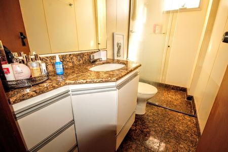 Apartamento à venda com 140m², 4 quartos e 4 vagasBanheiro social