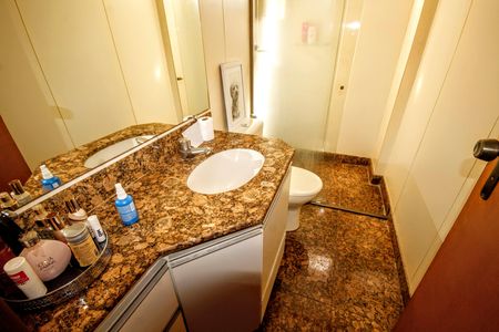 Apartamento à venda com 140m², 4 quartos e 4 vagasBanheiro social