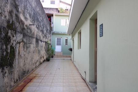 Casa à venda com 300m², 6 quartos e 3 vagasCorredor lateral casa 1 e acesso casa 2