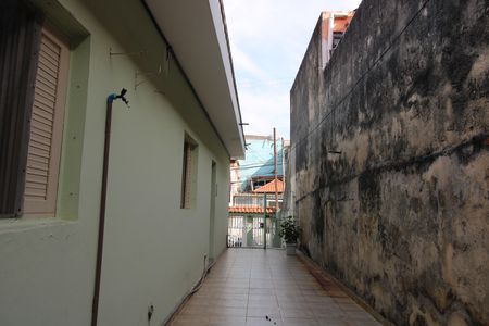 Casa à venda com 300m², 6 quartos e 3 vagasCorredor lateral casa 1 e acesso casa 2