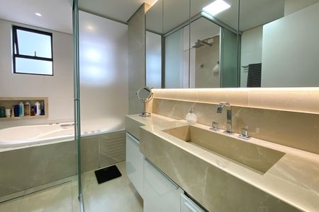 Apartamento à venda com 216m², 4 quartos e 4 vagasBanheiro da Suíte 1