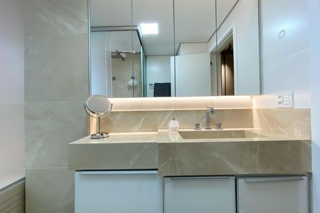 Apartamento à venda com 216m², 4 quartos e 4 vagasBanheiro da Suíte 1