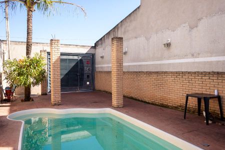Casa para alugar com 75m², 1 quarto e 2 vagas Casa para alugar com 75m², 1 quarto e 2 vagasQuintal com piscina e portão de entrada