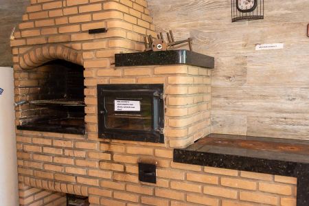 Cozinha com área de churrasco-Churrasqueira, forno pizza e fogão a lenha de casa para alugar com 1 quarto, 75m² em Jardim Boer Ii, Americana