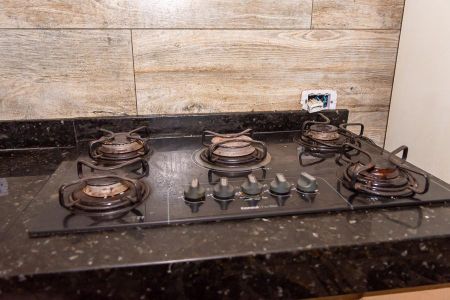 Detalhe Cozinha com área de churrasco-Cooktop de casa para alugar com 1 quarto, 75m² em Jardim Boer Ii, Americana
