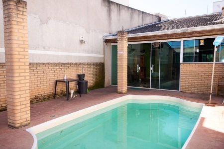 Casa para alugar com 75m², 1 quarto e 2 vagas Casa para alugar com 75m², 1 quarto e 2 vagasQuintal com piscina e frente da casa