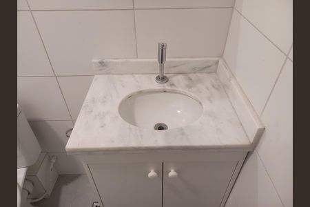Banheiro-torneira de kitnet/studio para alugar com 1 quarto, 20m² em República, São Paulo