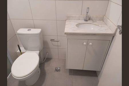 Banheiro de kitnet/studio para alugar com 1 quarto, 21m² em República, São Paulo