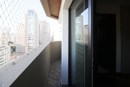 Apartamento à venda com 202m², 3 quartos e 3 vagas Apartamento à venda com 202m², 3 quartos e 3 vagasVaranda da Suíte 1