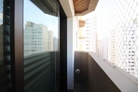 Apartamento à venda com 202m², 3 quartos e 3 vagas Apartamento à venda com 202m², 3 quartos e 3 vagasVaranda da Suíte 1