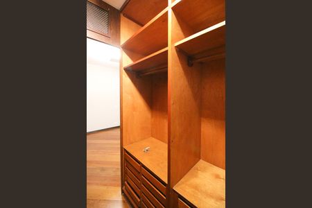 Apartamento à venda com 202m², 3 quartos e 3 vagas Apartamento à venda com 202m², 3 quartos e 3 vagasCloset da suíte 1