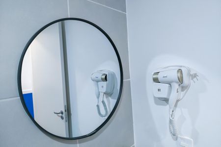 Banheiro  de kitnet/studio para alugar com 1 quarto, 35m² em Centro, Rio de Janeiro