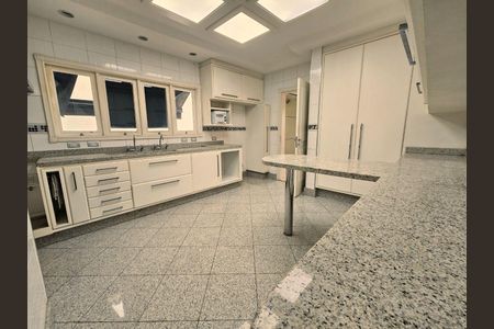 Casa à venda com 371m², 4 quartos e 4 vagas
