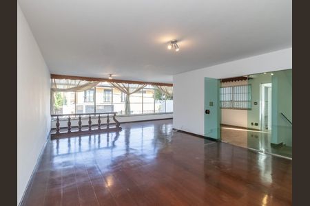 Casa para alugar com 600m², 3 quartos e 5 vagas