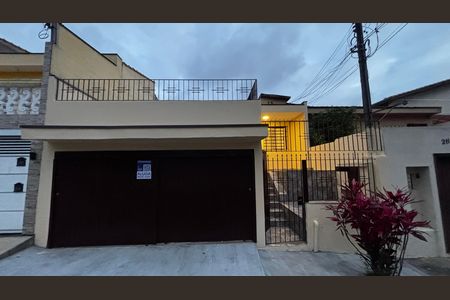 Casa para alugar com 152m², 2 quartos e 2 vagas Casa para alugar com 152m², 2 quartos e 2 vagasFachada