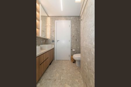 Apartamento à venda com 197m², 3 quartos e 3 vagasBanheiro da Suíte 2