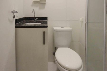 Banheiro de kitnet/studio para alugar com 1 quarto, 22m² em São Lucas, São Paulo