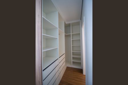 Casa de condomínio para alugar com 159m², 3 quartos e 4 vagas Casa de condomínio para alugar com 159m², 3 quartos e 4 vagasCloset da Suite 1