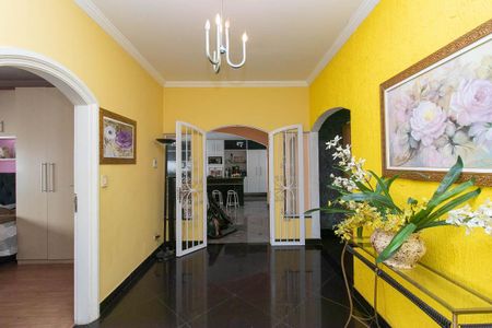 Casa à venda com 725m², 4 quartos e 6 vagas Casa à venda com 725m², 4 quartos e 6 vagasHall dos Quartos