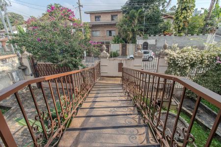 Casa à venda com 725m², 4 quartos e 6 vagas Casa à venda com 725m², 4 quartos e 6 vagasVaranda