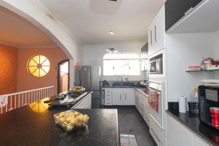 Casa à venda com 725m², 4 quartos e 6 vagas Casa à venda com 725m², 4 quartos e 6 vagasCozinha