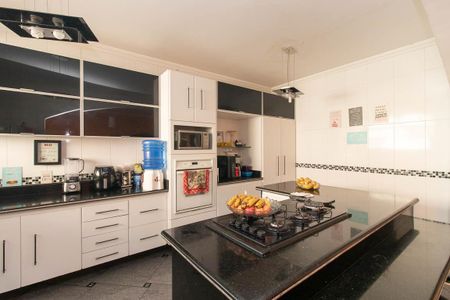 Casa à venda com 725m², 4 quartos e 6 vagas Casa à venda com 725m², 4 quartos e 6 vagasCozinha