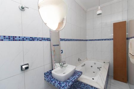 Casa à venda com 725m², 4 quartos e 6 vagas Casa à venda com 725m², 4 quartos e 6 vagasBanheiro da Suíte 2