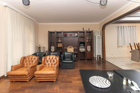 Casa à venda com 725m², 4 quartos e 6 vagas Casa à venda com 725m², 4 quartos e 6 vagasSala