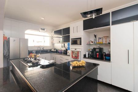 Casa à venda com 725m², 4 quartos e 6 vagas Casa à venda com 725m², 4 quartos e 6 vagasCozinha