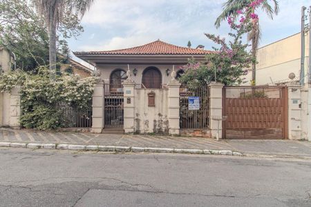 Casa à venda com 725m², 4 quartos e 6 vagas Casa à venda com 725m², 4 quartos e 6 vagasFachada