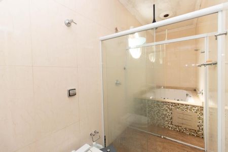 Casa à venda com 725m², 4 quartos e 6 vagas Casa à venda com 725m², 4 quartos e 6 vagasBanheiro da Suíte 3