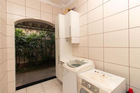 Casa à venda com 725m², 4 quartos e 6 vagas Casa à venda com 725m², 4 quartos e 6 vagasÁrea de Serviço