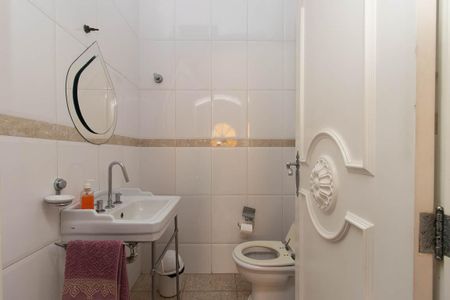 Casa à venda com 725m², 4 quartos e 6 vagas Casa à venda com 725m², 4 quartos e 6 vagasLavabo