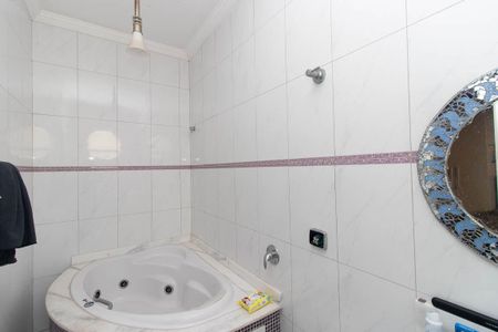 Casa à venda com 725m², 4 quartos e 6 vagas Casa à venda com 725m², 4 quartos e 6 vagasBanheiro da Suíte 1
