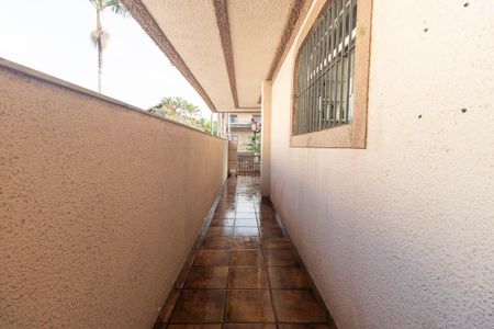 Casa à venda com 725m², 4 quartos e 6 vagas Casa à venda com 725m², 4 quartos e 6 vagasCorredor externo