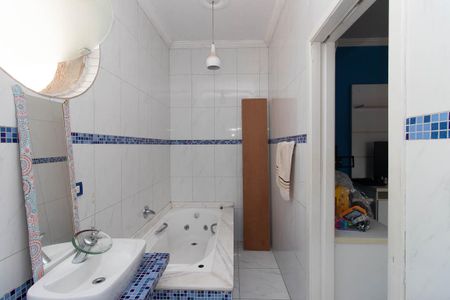 Casa à venda com 725m², 4 quartos e 6 vagas Casa à venda com 725m², 4 quartos e 6 vagasBanheiro da Suíte 2