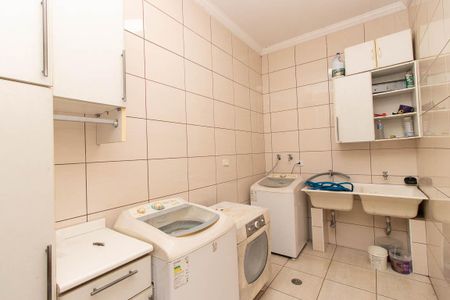 Casa à venda com 725m², 4 quartos e 6 vagas Casa à venda com 725m², 4 quartos e 6 vagasÁrea de Serviço
