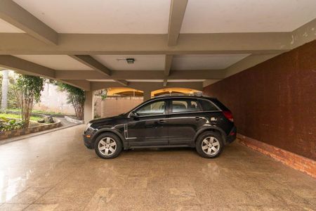 Casa à venda com 725m², 4 quartos e 6 vagas Casa à venda com 725m², 4 quartos e 6 vagasGaragem