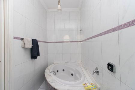 Casa à venda com 725m², 4 quartos e 6 vagas Casa à venda com 725m², 4 quartos e 6 vagasBanheiro da Suíte 1